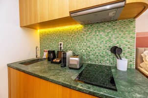 Refrigerador, microondas, placa de cocina, lavavajillas