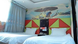 A hotel room with two beds, a mural of a hot air balloon, and a geometric-patterned headboard. - Shell Shanghai Jiading District Tongji University Xinhuang Road Hotel (Shanghai)