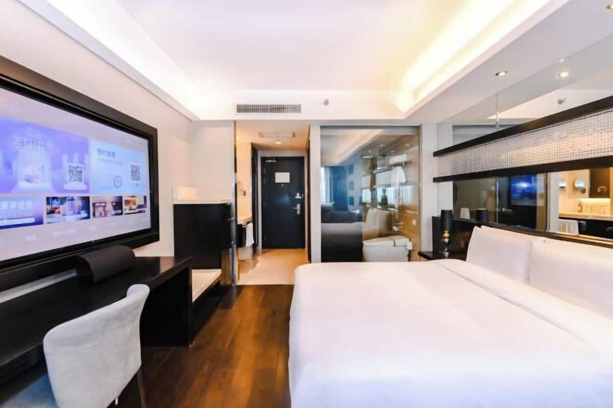 Business Double Room | Down comforters, minibar (free items), desk, laptop workspace