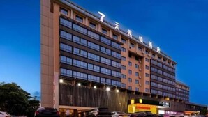 Un immeuble d’hôtel à plusieurs étages, doté d’une entrée imposante et d’une signalétique bien visible.