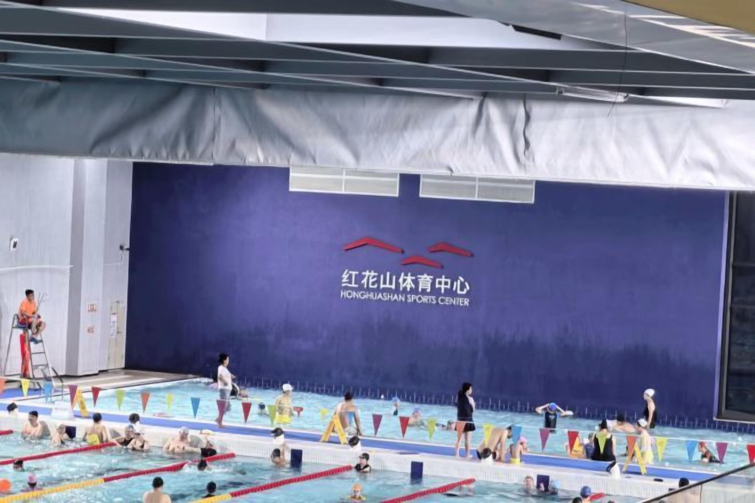 Area piscina con confini per corsie e uno striscione con del testo.