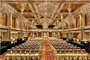 A grand hall with rows of chairs, a stage, and chandeliers. - Baoming City Hotel Shenzhen (Honghuashan Subway Station) (Shenzhen)