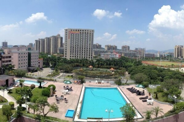 Outdoor pool - Baoming City Hotel Shenzhen (Honghuashan Subway Station) (Shenzhen)