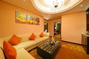 Un hall d’hôtel moderne avec un canapé, une table basse et des œuvres d’art accrochées au mur.