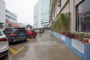 مواقف سيارات مجانية