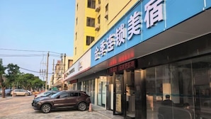 A hotel with a blue facade and a sign in Chinese characters. - Golden Season Chain Hotel (Huizhou)