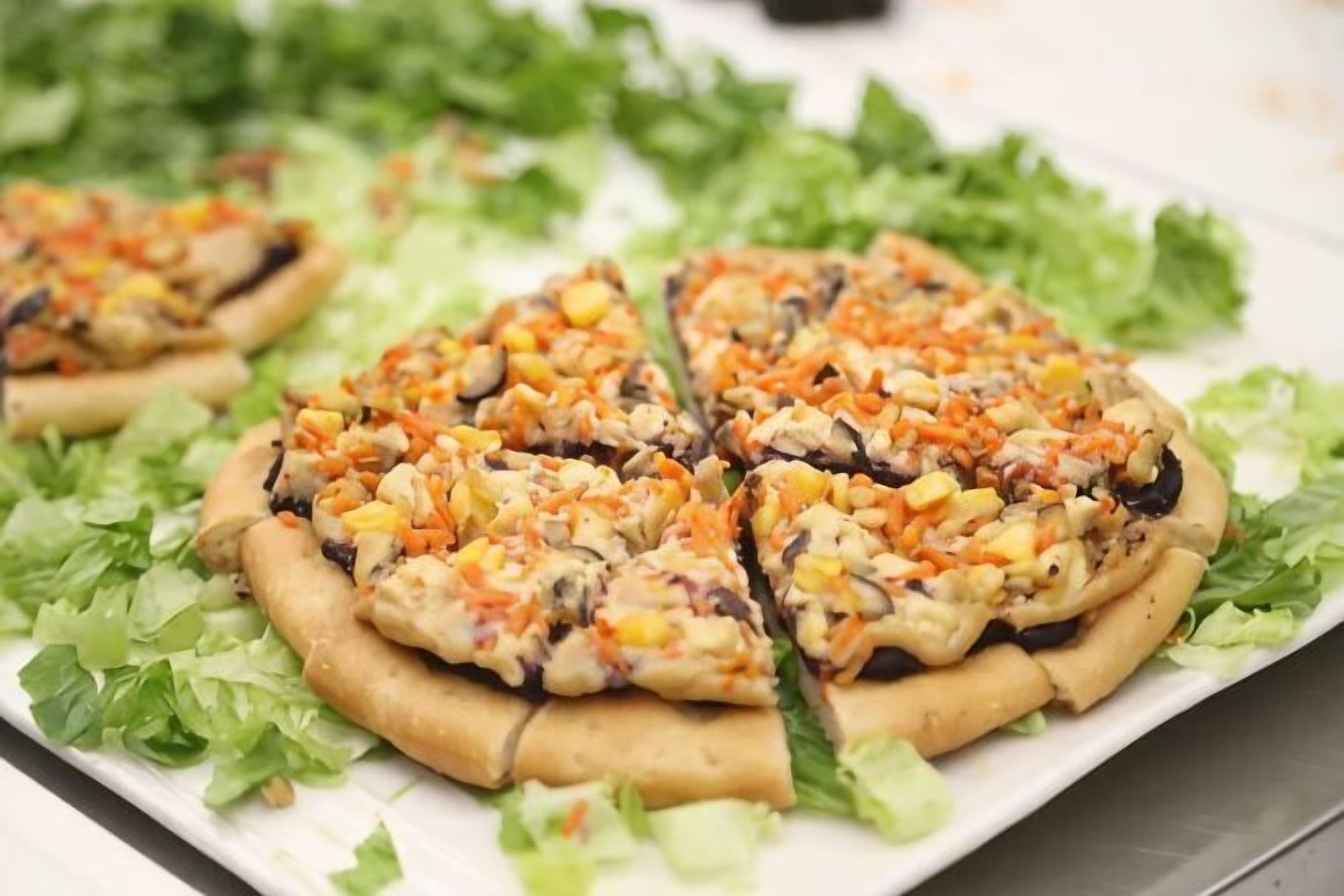 Una pizza con diferentes ingredientes sobre un plato blanco.