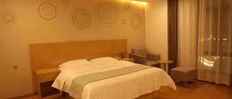 Habitación de hotel con una cama grande, mesitas de noche, una silla y vistas a la ciudad a través de la ventana.