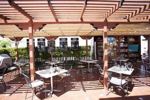 Bar en milieu de piscine