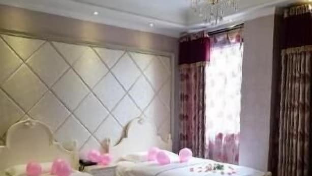 A bedroom with two beds, a chandelier, and a window with curtains. - PAI Hotel·huayin Mount Hua Scenic Spot (Weinan)