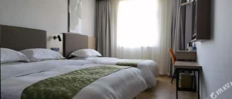 Una habitación de hotel con dos camas, un escritorio y una silla.