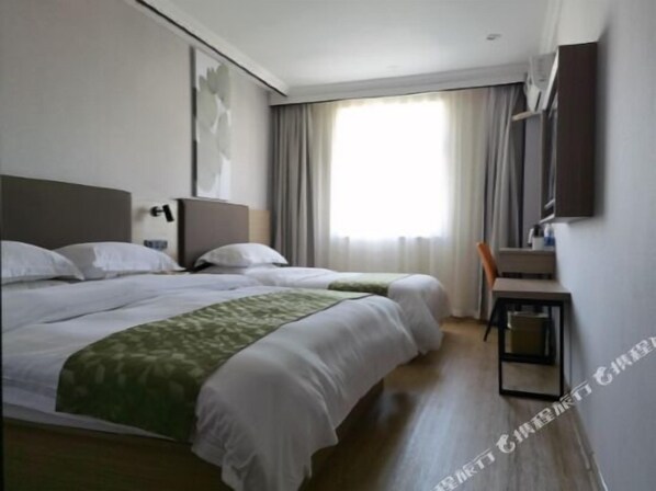 A hotel room with two beds, a desk, and a chair. - Greentree Inn Shanghai Car Piers Studio Beisong Ro (Shanghai)