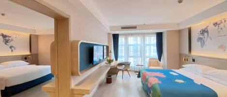Habitación de hotel con dos camas, televisión, escritorio y silla.
