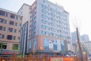 A multi-story building with a prominent entrance and signage. - 7Days Inn Hotel (Huizhou Zhongkai Chenjiang Avenue) (Huizhou)