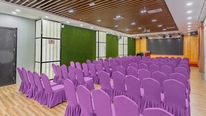 A conference room with rows of purple chairs, a podium, and a projection screen. - Jinjiang Inn (Anyang Railway Station) (Anyang)