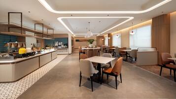 Café da manhã com buffet grátis todos os dias
