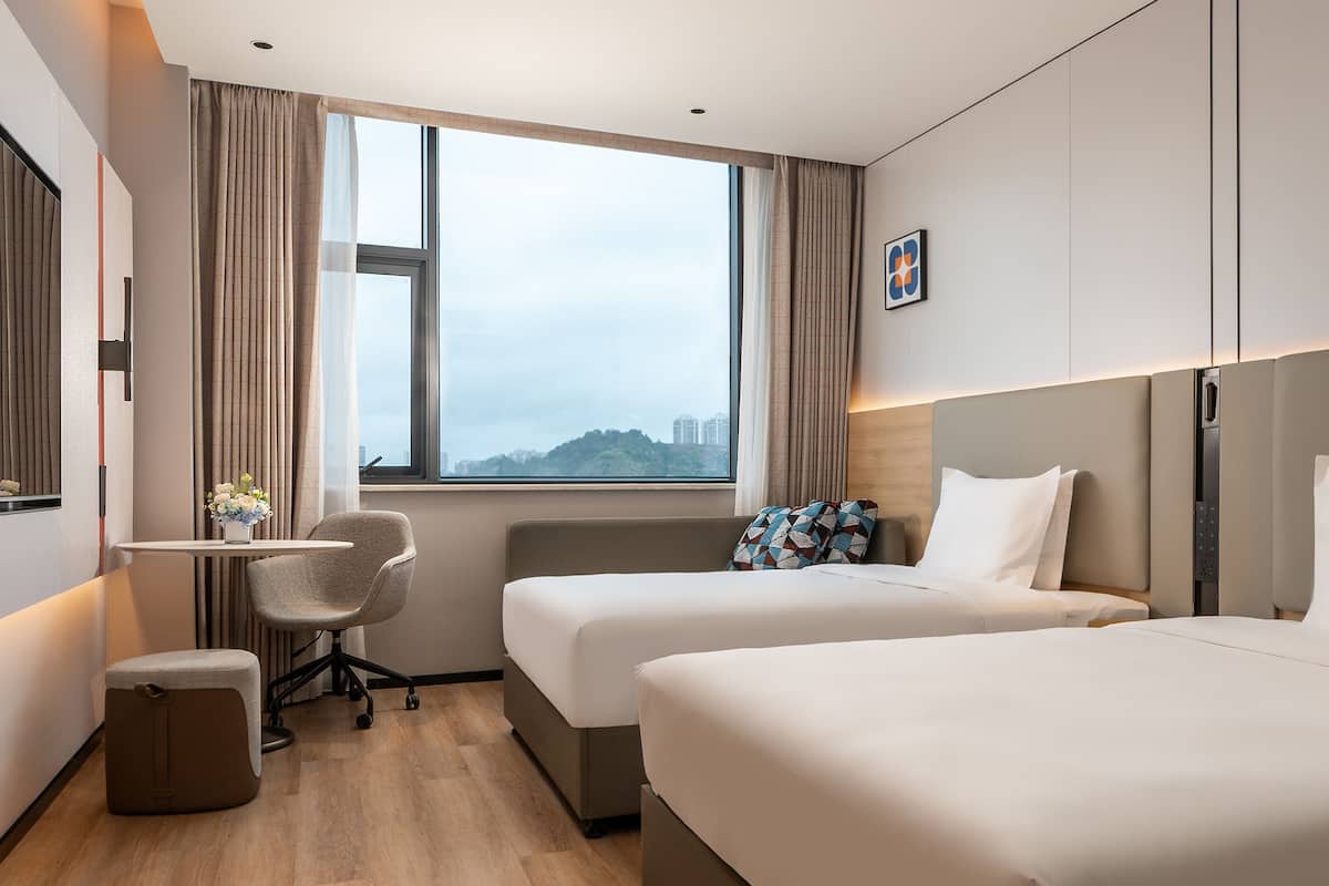 Hollywood Twin Standard | Premium bedding, down comforters, desk, blackout drapes