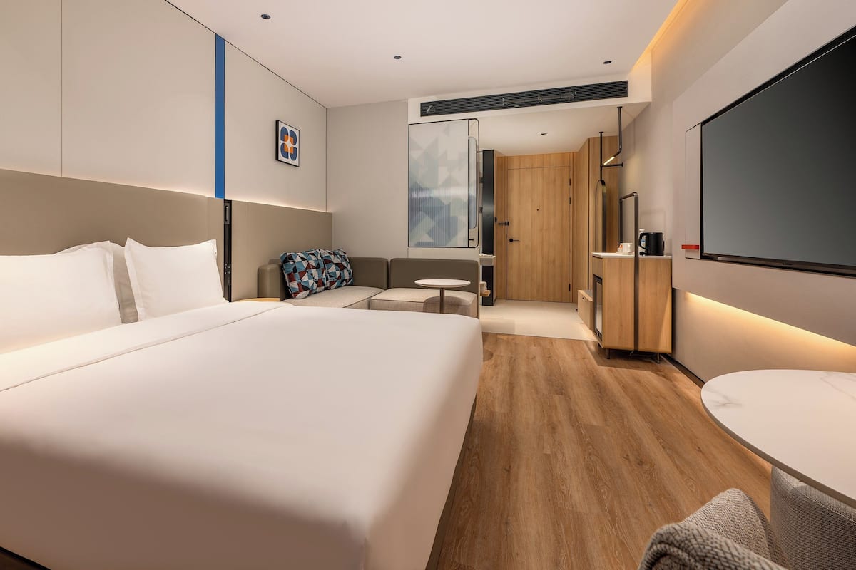 Standard Room | Premium bedding, down comforters, desk, blackout drapes