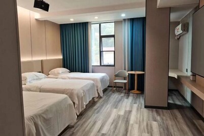 Pai Hotel (Hezhou Lingfeng Plaza)