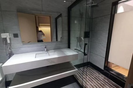 Bathroom. Pai Hotel Hezhou Lingfeng Plaza