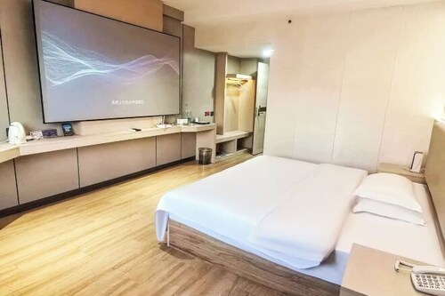 Pai Hotel (Hezhou Lingfeng Plaza)