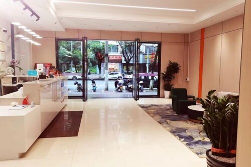 Pai Hotel (Hezhou Lingfeng Plaza)