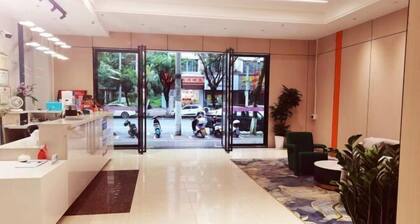 Pai Hotel (Hezhou Lingfeng Plaza)