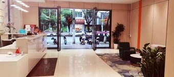 Pai Hotel (Hezhou Lingfeng Plaza)