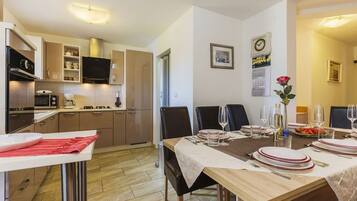 Villa, eigener Pool | Essbereich im Zimmer