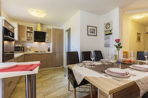 Villa, eigener Pool | Essbereich im Zimmer
