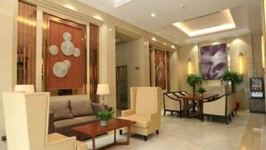 A spacious lobby with a sofa, armchairs, a coffee table, and a dining area. - Jinjiang Inn Select (Wuhan International Expo Center Maying Road Metro Station) (Wuhan)