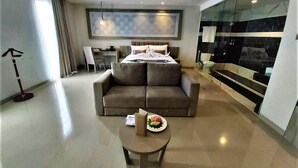 Un salon moderne comprenant un canapé, une table basse et un coin repas avec une table et des chaises.