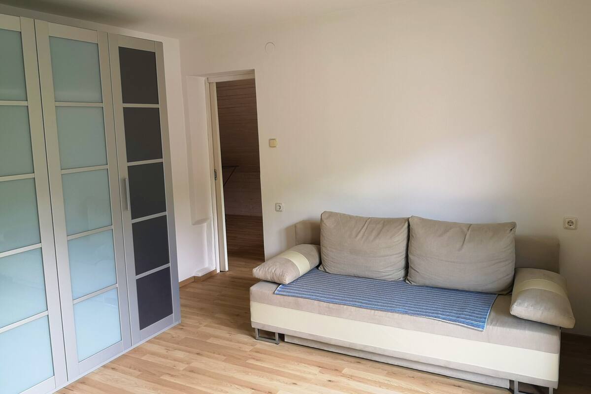 Leilighet | Oppholdsområde | En 125-centimeters LCD-TV med kabel-kanaler samt TV