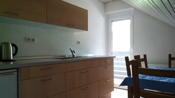 Apartment | Eigene Küche | Kühlschrank, Mikrowelle, Herdplatte, Wasserkocher mit Kaffee-/Teezubehör