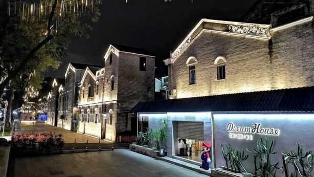 A traditional building with a sign reading "DreamHouse." - 7 Days Hotel (Jiangmen Qimingli 33 Hui Street Branch) (Jiangmen)