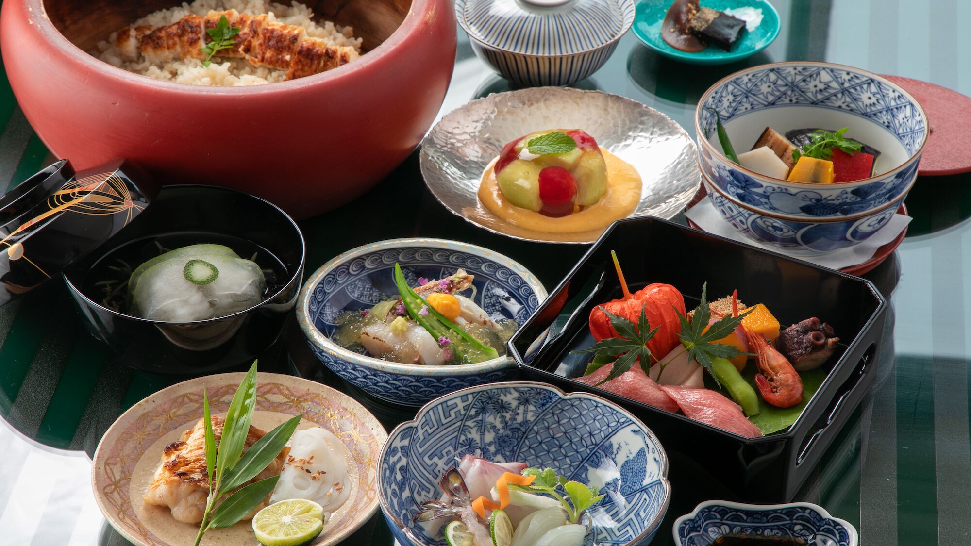 Una variedad de platos japoneses dispuestos sobre una mesa.
