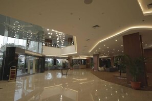 Lobby - Avenzel Hotel and Convention Cibubur (Bekasi)