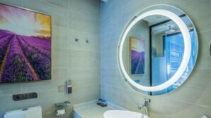 A modern bathroom with a large mirror, a toilet, and a sink. - Lavande Hotel Chongqing Tongliang Gas Building (Chongqing)