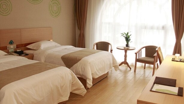 A hotel room with two beds, a desk, a chair, and a small table with a plant. - Greentree Inn Luoyang Train Station Zhuangyuanhong (Luoyang)