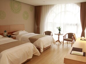 A hotel room with two beds, a desk, a chair, and a small table with a plant. - Greentree Inn Luoyang Train Station Zhuangyuanhong (Luoyang)