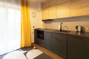 Classic Apartment | Private kitchenette | Full-size fridge, stovetop, cookware/dishes/utensils, dining tables - RentPlanet - Apartamenty Grabskiego (Szklarska Poreba)