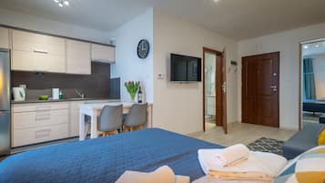 Comfort Studio Suite | Private kitchen | Full-sized fridge, stovetop, cookware/dishes/utensils, dining tables