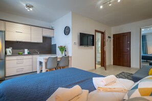 Studiosuite – comfort | Eget kjøkken | Kjøleskap, kokeplater, kjøkkenutstyr og spisebord