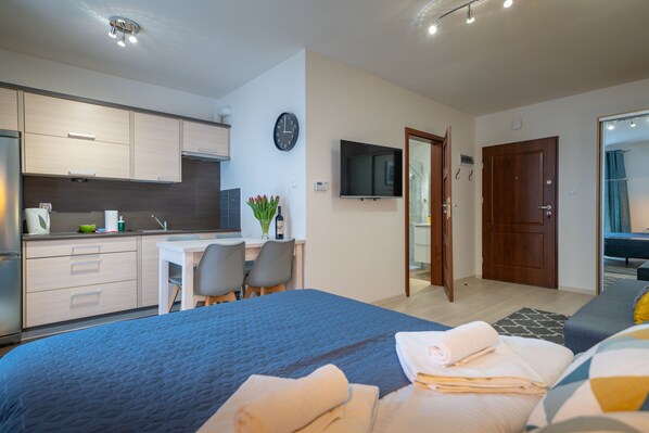 Comfort Studio Suite | Private kitchen | Full-sized fridge, stovetop, cookware/dishes/utensils, dining tables - RentPlanet - Apartamenty Grabskiego (Szklarska Poreba)