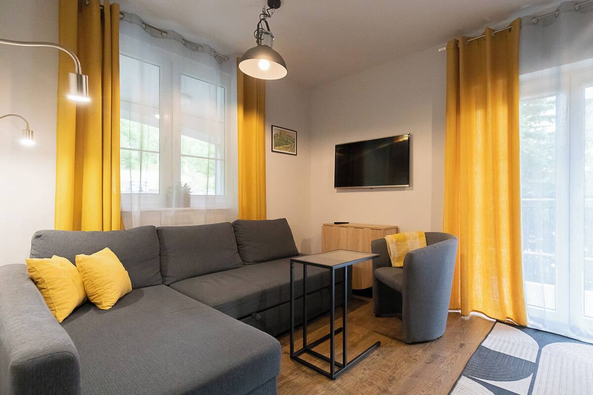 Classic Apartment | Living room | 35-inch flat-screen TV with cable channels, TV