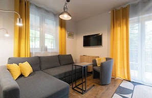 Classic Apartment | Living room | 35-inch flat-screen TV with cable channels, TV - RentPlanet - Apartamenty Grabskiego (Szklarska Poreba)