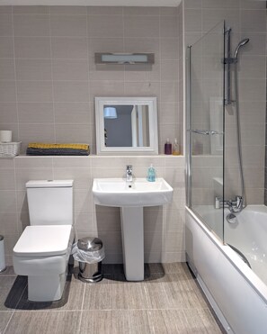 Combined shower/tub, hair dryer, towels, soap - Nidus Flat (Cambridge)