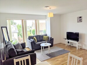 Apartment | Living room | 43-inch LCD TV with cable channels, TV, streaming services - Nidus Flat (Cambridge)