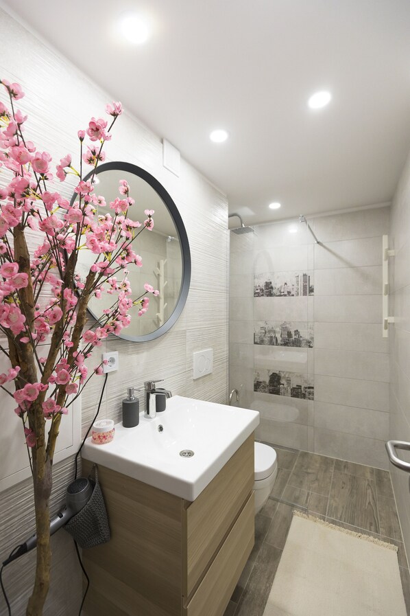 Classic Apartment (Two Bedroom Apartment) | Bathroom | Shower, rainfall showerhead, towels - Casa Da Ponte (Koper)