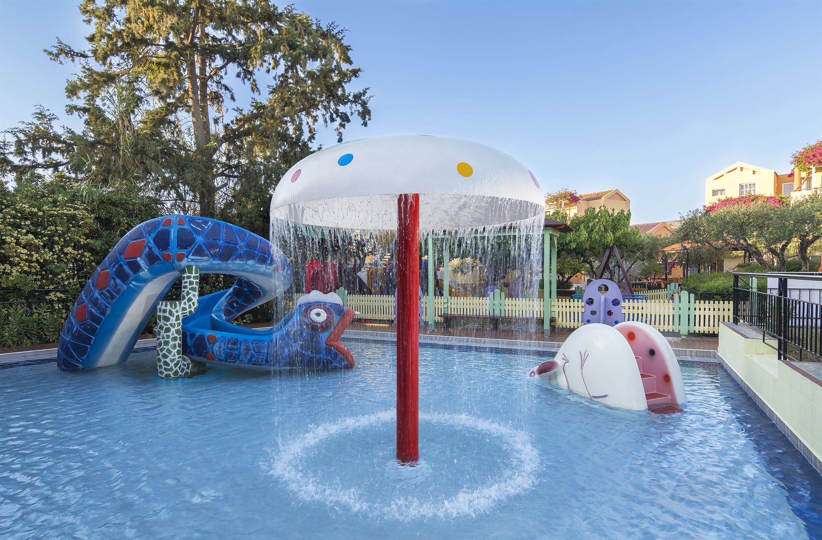 Un espace de jeux aquatiques avec des toboggans et une fontaine centrale.